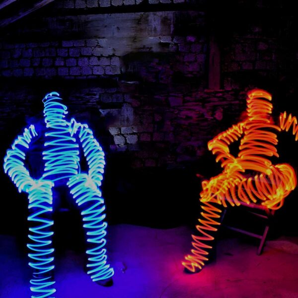 Des personnes transformés en momies de lumière avec le light painting