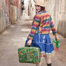 fille clown avec valise colorée