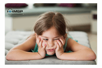 Enfant qui s’ennuie à la maison, la tête dans les mains, illustrant que l’ennui peut stimuler la créativité et la confiance chez les jeunes.